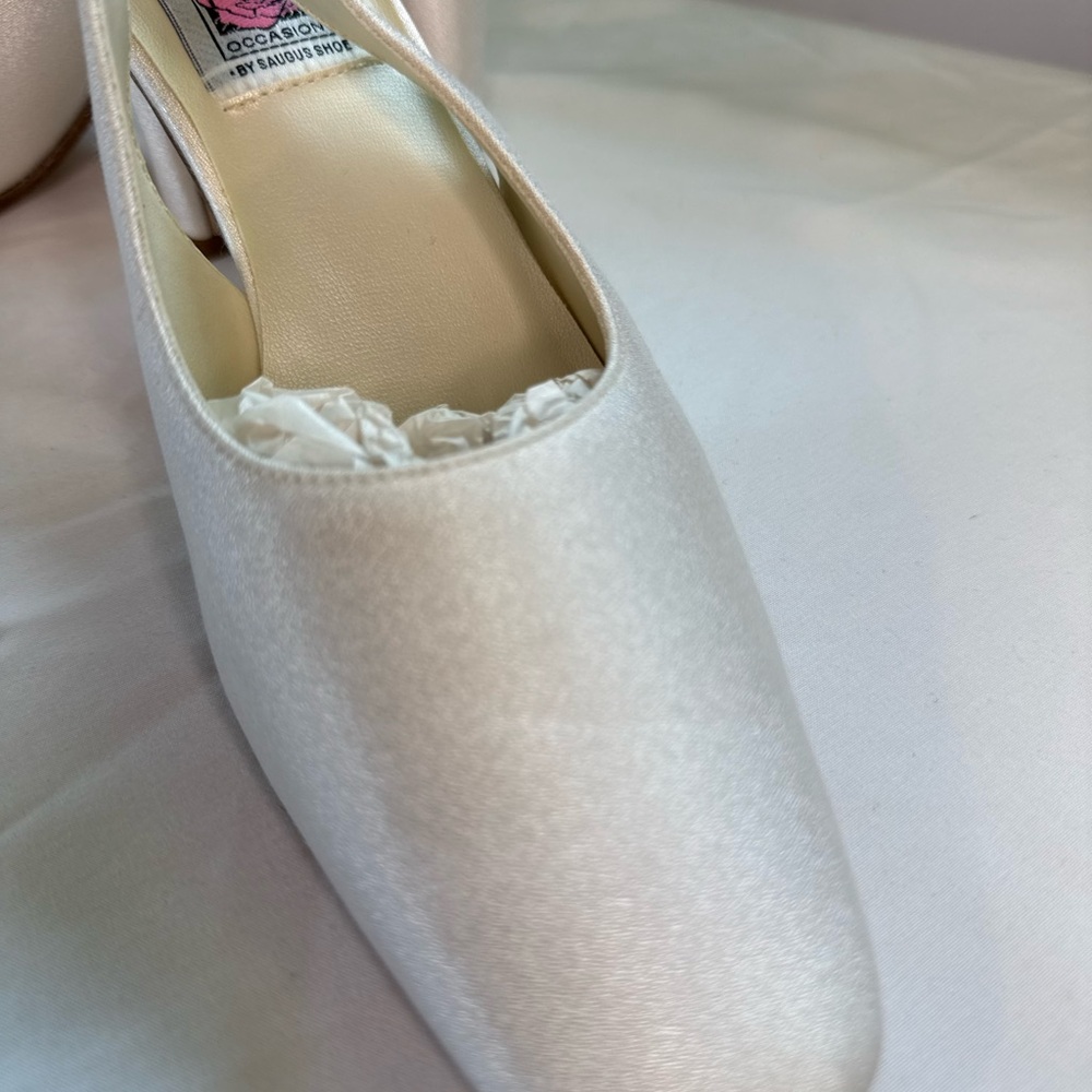 Special Occasions by Saugus Shoe White Heels - Picture 4 of 8